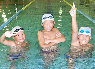 想暑假期間愉快學習游泳，請立刻報名參加2024暑期兒童游泳班